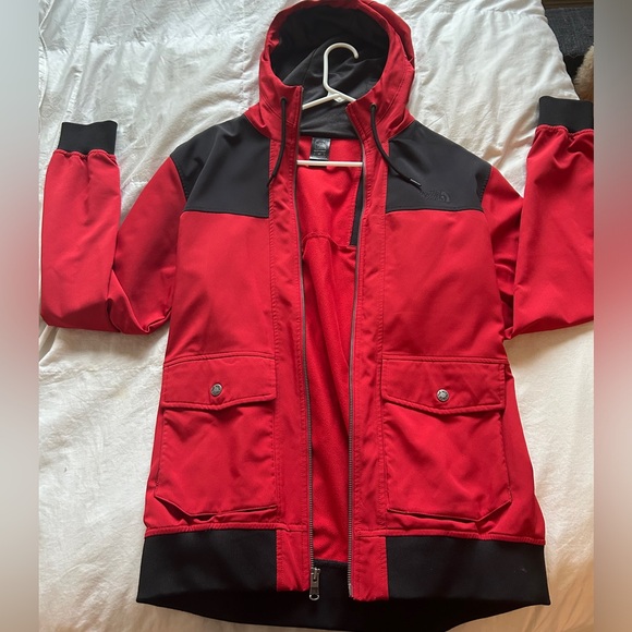 North Face Men’s Soft Shell Jacket with hood. - Picture 2 of 7